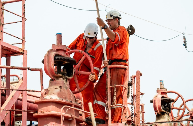 Workers begin the ship-to-ship transfer of oil from the FSO Safer to the Yemen. Image courtesy of Boskalis.