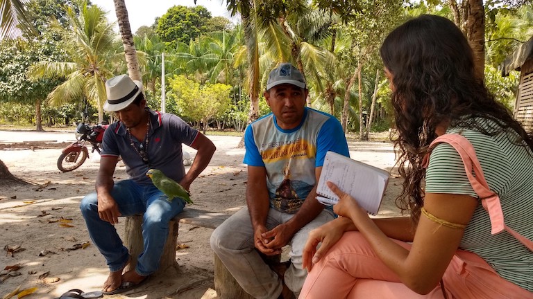 La premiada periodista Karla Mendes (derecha) entrevista a fuentes para una investigación sobre el aceite de palma en Pará, Brasil. Imagen cortesía de Karla Mendes.