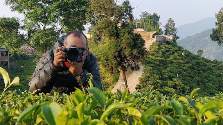 El redactor de Mongabay, Abhaya Raj Joshi, informa en Nepal. Imagen cortesía de Abhaya Raj Joshi.