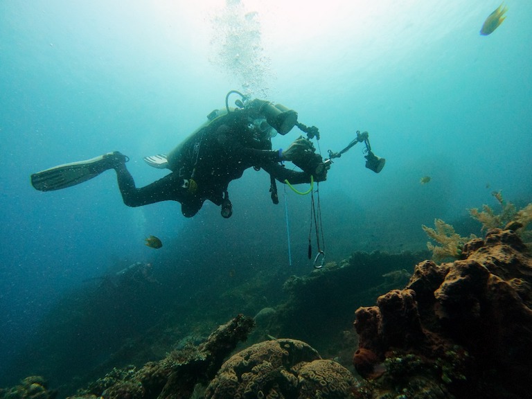 El director del programa de Mongabay Indonesia, Ridzki Sigit, fotografiando el mundo submarino en el norte de Bali. Imagen cortesía de Ridzki Sigit.