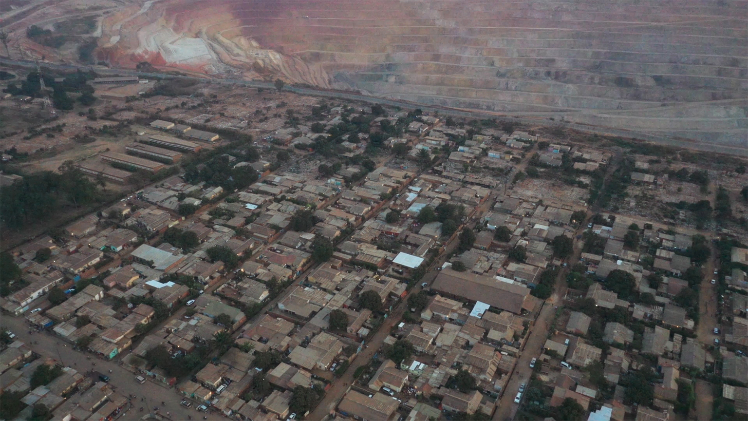 Life near a quarry is marked by constant environmental disturbances: dust, earthquakes, and the collapse and cracking of walls.