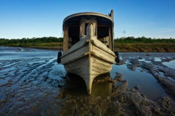 A boat carrying potable water from Macapá city, Amapá’s capital, by the government is stranded because of the siltation of the Amazon River in front of Livramento community.
