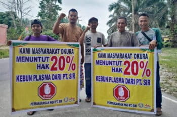 The people of Tebing Tinggi Okura, Riau, protest against the clarity of 20% plasma plantations for them.