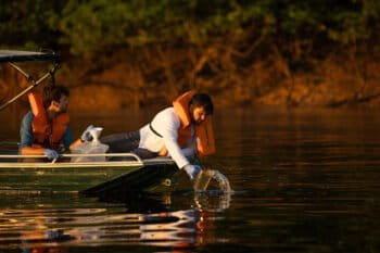 Harvard researchers Evan Routhier and Faiz Haque during the sample collections at dawn in the Paraná do Jacaré, in the Negro River in mid-September 2023.