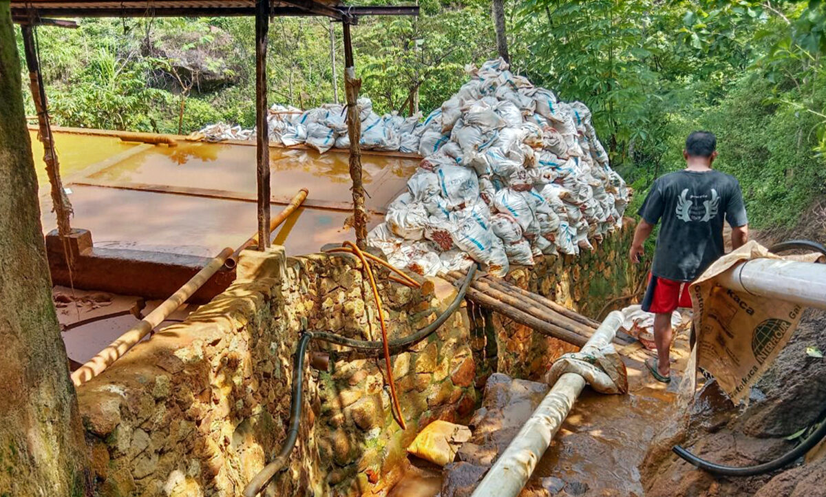 The government has temporarily stopped Pacitan mining operations.