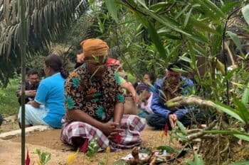 Banner image of Talang Parit community members. Image courtesy of AsM Law.