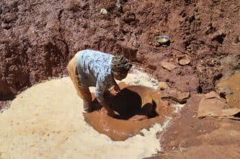 Estelle Mariam from Daraina, 27, mother of two, pans soils in the dried up riverbank in Andranotsimaty. Image by Rivonala Razafison/Mongabay.