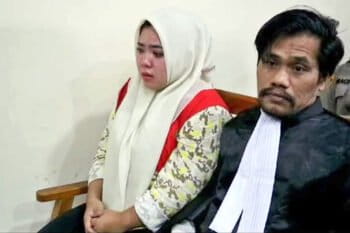Gustina Salim Rambe with a lawyer.