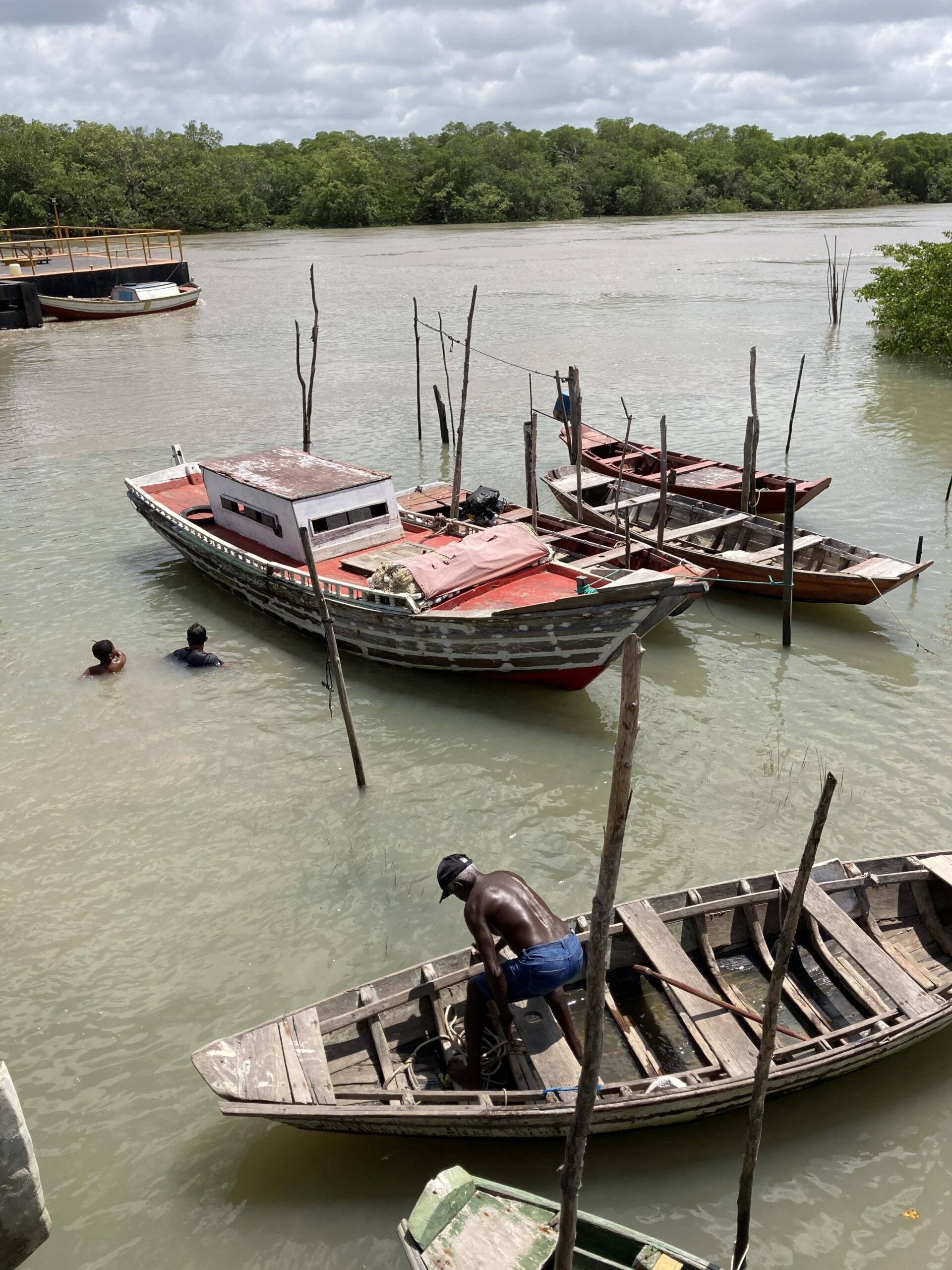 Fishing boats and community members at Porto Jacaré, Alcantara town, with mangroves in the background. Image by: Klaus Schenck / Rettet den Regenwald e.V./Rainforest Rescue.