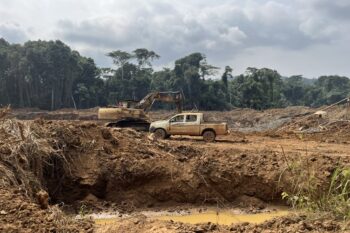 An excavator and a gold washing station at the Alangong-Bamegod-Inès mine site in the Sangha. This equipment is typical of semi-industrial gold mining, while the water for the washing station is drawn from surrounding streams, raising concerns about contamination. Image by Elodie Toto for Mongabay.