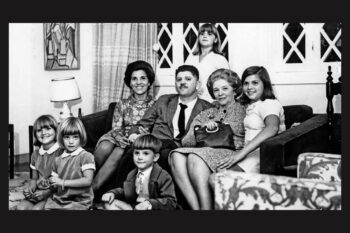 Eunice Paiva (L, on the sofa) and Rubens Paiva (on her left) surrounded by their children and an unknown person.