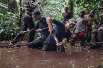 Researchers from the U.K. and the Democratic Republic of Congo take samples of the Cuvette Centrale peatlands. Image © Kevin McElvaney/Greenpeace
