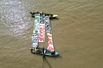 On February 12, activists and riverside residents posted on Guajará Bay in Belém, the host city for this year’s UN climate conference COP30, with banners saying ‘President Lula, don’t trade the Amazon for oil’. Image © Eliseu Pereira / 350.org