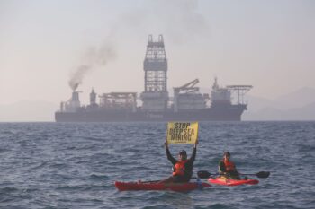 Greenpeace activists from New Zealand and Mexico confront TMC’s deep-sea mining vessel, “Hidden Gem,” off the coast of Manzanillo, Mexico, in 2022. Image by © Gustavo Graf / Greenpeace.