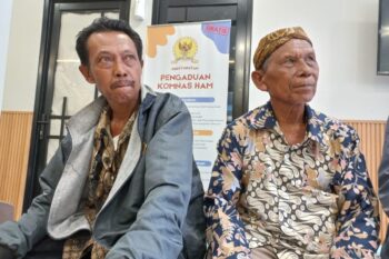Aek Kuo residents Misno and Suherman at the offices of Indonesia’s rights commission on Feb. 27. Image by Achmad Rizki Muazam/Mongabay Indonesia.