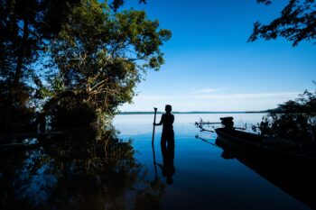 Munduruku in the Tapajós river, next to Sawré Muybu Indigenous Land, home to the Munduruku people, Pará state, Brazil. Photo by Valdemir Cunha / Greenpeace.