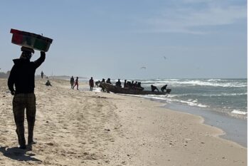 Fishermen returning from their fishing trip in Saint-Louis, Senegal. Image by Elodie Toto/Mongabay.