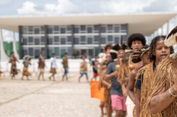 Pataxó and Tupinambá people rally against the time frame (marco temporal) law on March 13, 2025, in front of the Brazilian Supreme Court in Brasília. Image courtesy of CIMI.