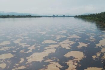 Oil spill in Ecuador’s northwestern Esmeraldas municipality. Image courtesy of Eduardo Rebolledo Monsalve.