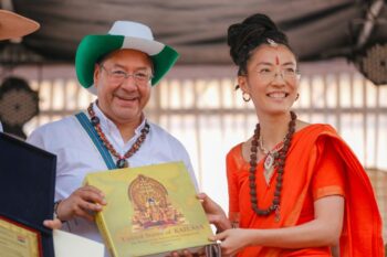 : President Luis Arce received a gift from a member of the United States of Kailasa in Bolivia. It was in 2024 at the event for the anniversary of CIDOB in Santa Cruz. Image courtesy of El Deber.