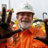 President Luiz Inácio Lula da Silva is in an arm wrestling match with environmental agents to unlock oil extraction on the Amazon North shore. Image by Ricardo Stuckert/PR.