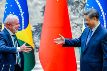 Brazilian President Luiz Inácio Lula da Silva and Chinese President Xi Jinping greeted each other during a recent meeting where the two countries discussed the proposed Bioceanic railway. Image courtesy of Ricardo Stuckert/PR