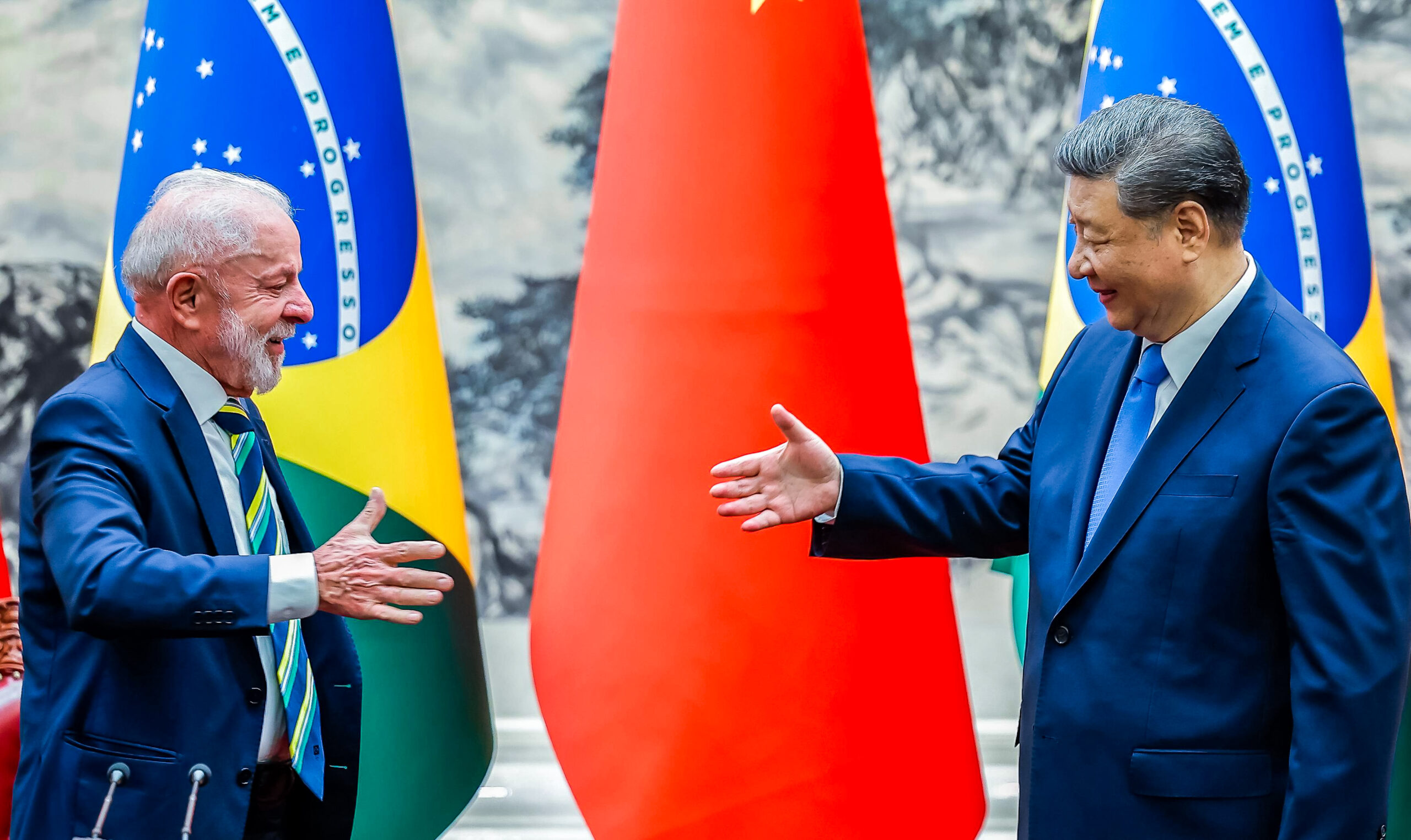 Brazilian President Luiz Inácio Lula da Silva and Chinese President Xi Jinping greeted each other during a recent meeting where the two countries discussed the proposed Bioceanic railway. Image courtesy of Ricardo Stuckert/PR
