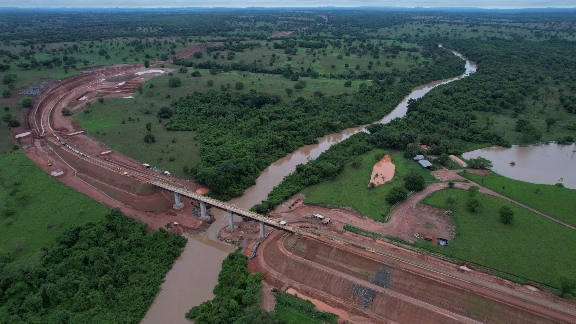 Construction of the FICO, which will be integrated into the future Bioceanic railway, is advancing in the state of Goiás, where a bridge is being built over a tributary of the Araguaia River. Image courtesy of Jeff D'Avila/ANTT.