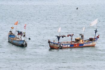 Artisanal fishing boats in Ghana. Image by MPIMPIMHENE Nana Gyetuah Eric via Wikimedia Commons (CC BY-SA 4.0).