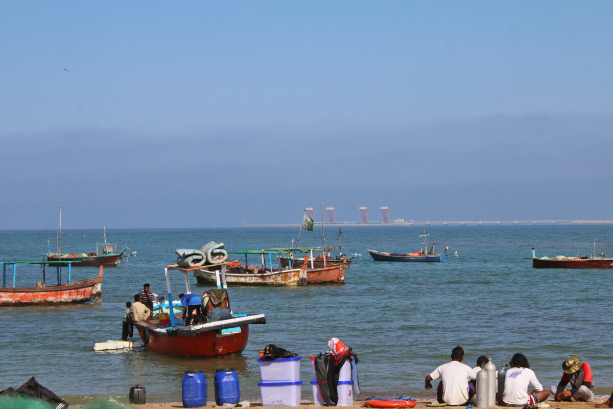 Scuba divers getting ready to head towards Churna Island from Manjhaar beach in Karachi.