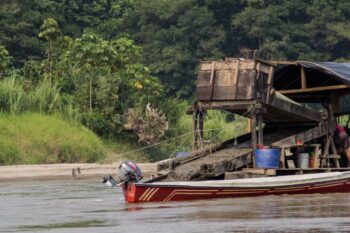 Illegal dredger in the Caquetá River. Image courtesy of Juan Carlos Contreras.