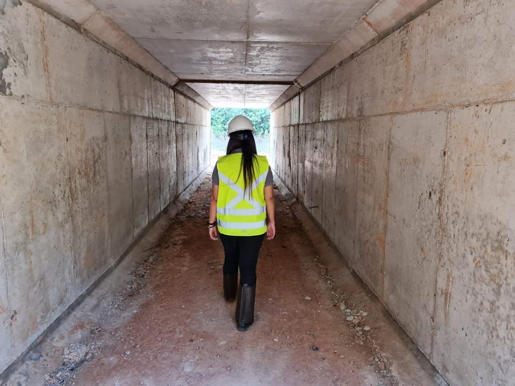 A worker follows the construction of a passage tunnel for native fauna along the BR-319 highway. Environmentalists say such efforts do little to mitigate the threat posed by the road to wildlife in the region. Image courtesy of DNIT.