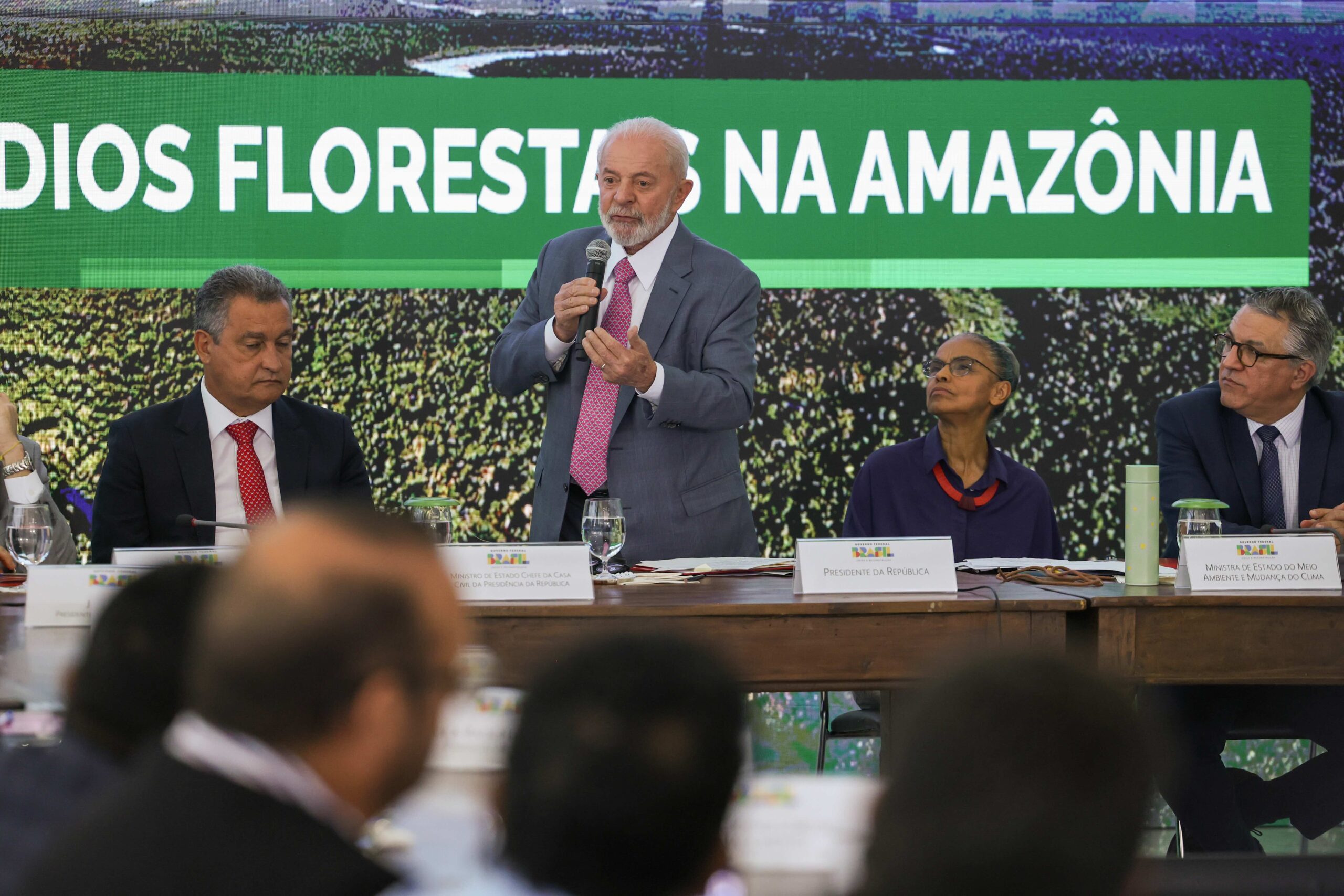Joined by Brazilian environmental authorities, President Lula speaks before launching a 2024 plan to reduce deforestation and forest fires in the Amazon. Image by Fabio Rodrigues-Pozzebom/Agência Brasil.