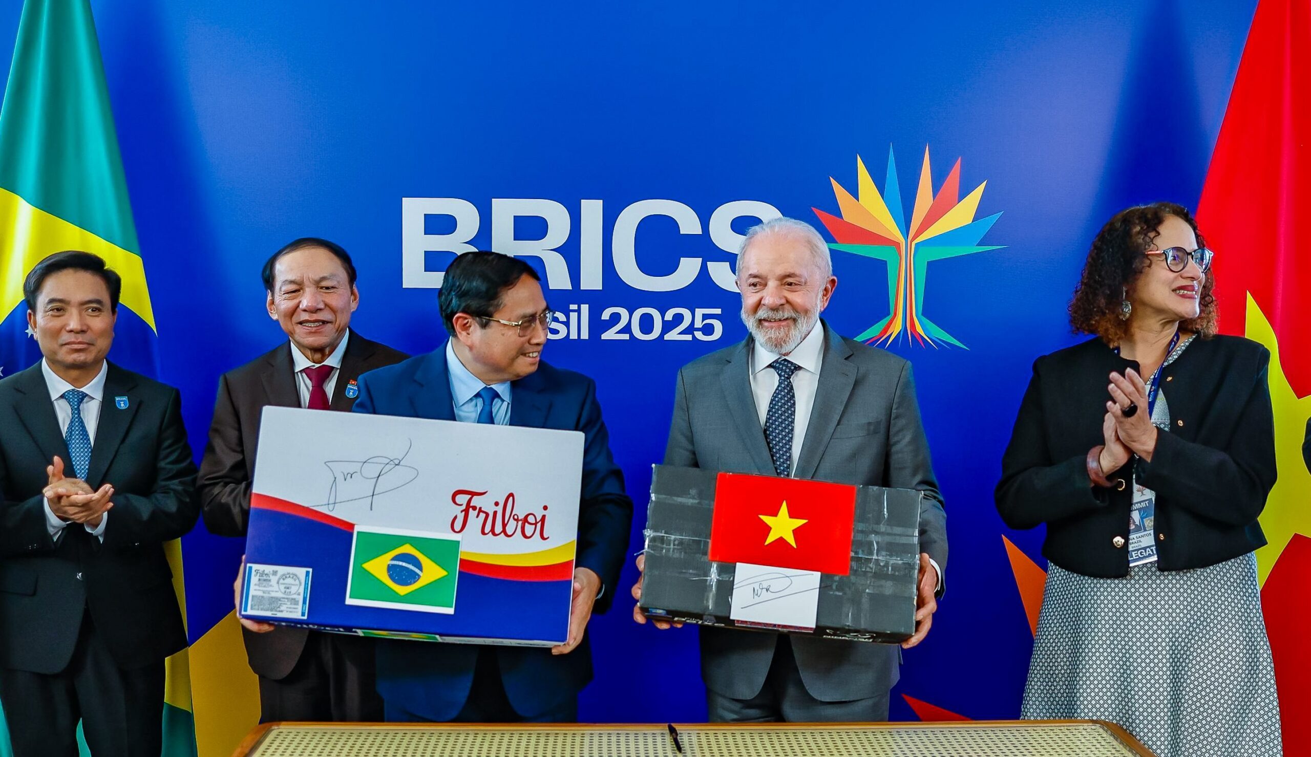JBS has been getting closer to politicians again following the corruption scandals. In July, the President of Brazil, Luiz Inácio Lula da Silva (right), gave a box of Friboi products, one of the JBS brands, to the Prime Minister of Vietnam, Pham Minh Chinh (left). Image courtesy of Ricardo Stuckert/ Office of the Presidency.