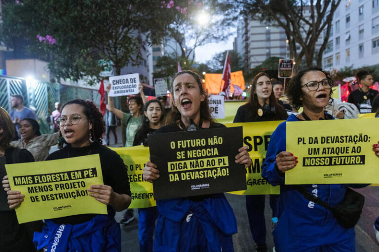 Greenpeace Brazil took part in the Climate March in São Paulo, protesting against Bill 2159/2021 — widely known as the Destruction Bill. The demonstration brought thousands of people to the streets, marching from Avenida Paulista to Favela do Moinho, in response to the bill’s threat of weakening Brazil’s environmental licensing laws. Image © Tuane Fernandes / Greenpeace.