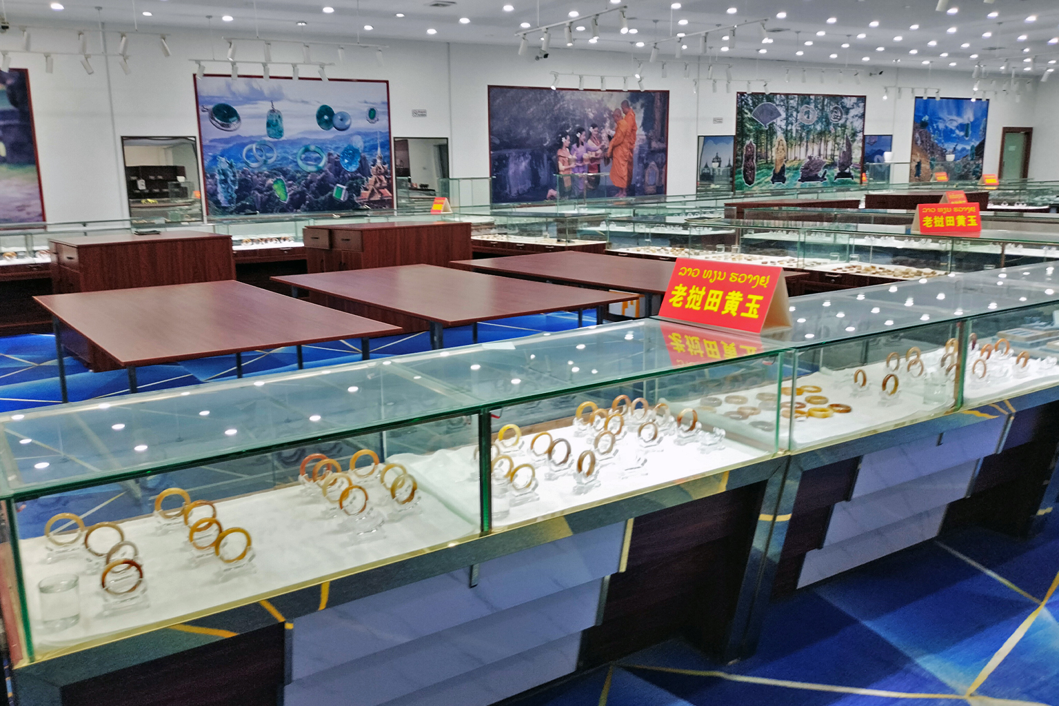 Once inside Happy Garden Restaurant / Hao Jie Jewelry, Mongabay was briefly able to document a jewelry store style layout