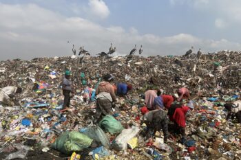In the dump, men, women and children are looking for plastic and clothes that they can then sell. The people who work on the dump often wear no protection. It is estimated that 3,000 households make a living from this recycling.