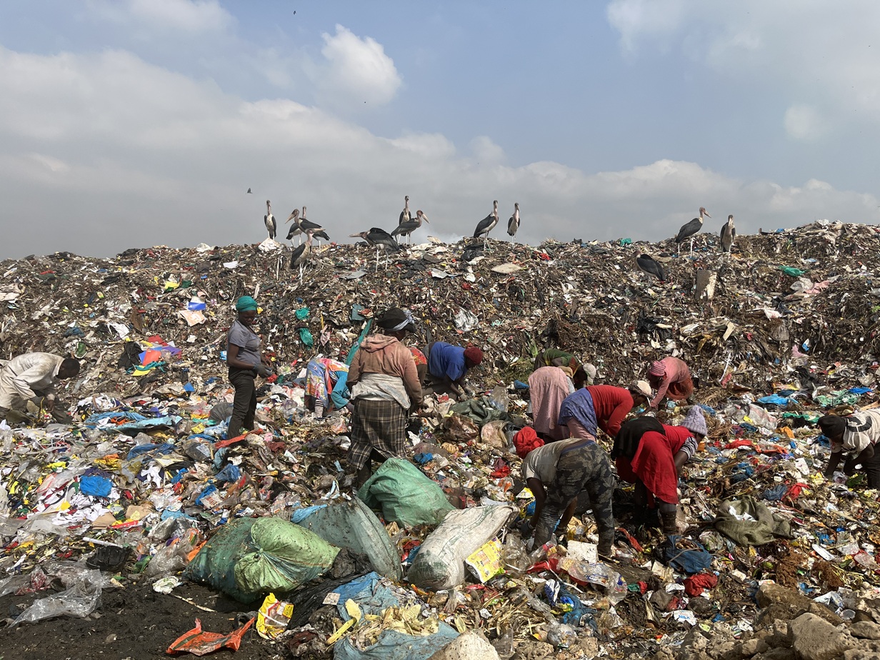 In the dump, men, women and children are looking for plastic and clothes that they can then sell. The people who work on the dump often wear no protection. It is estimated that 3,000 households make a living from this recycling.