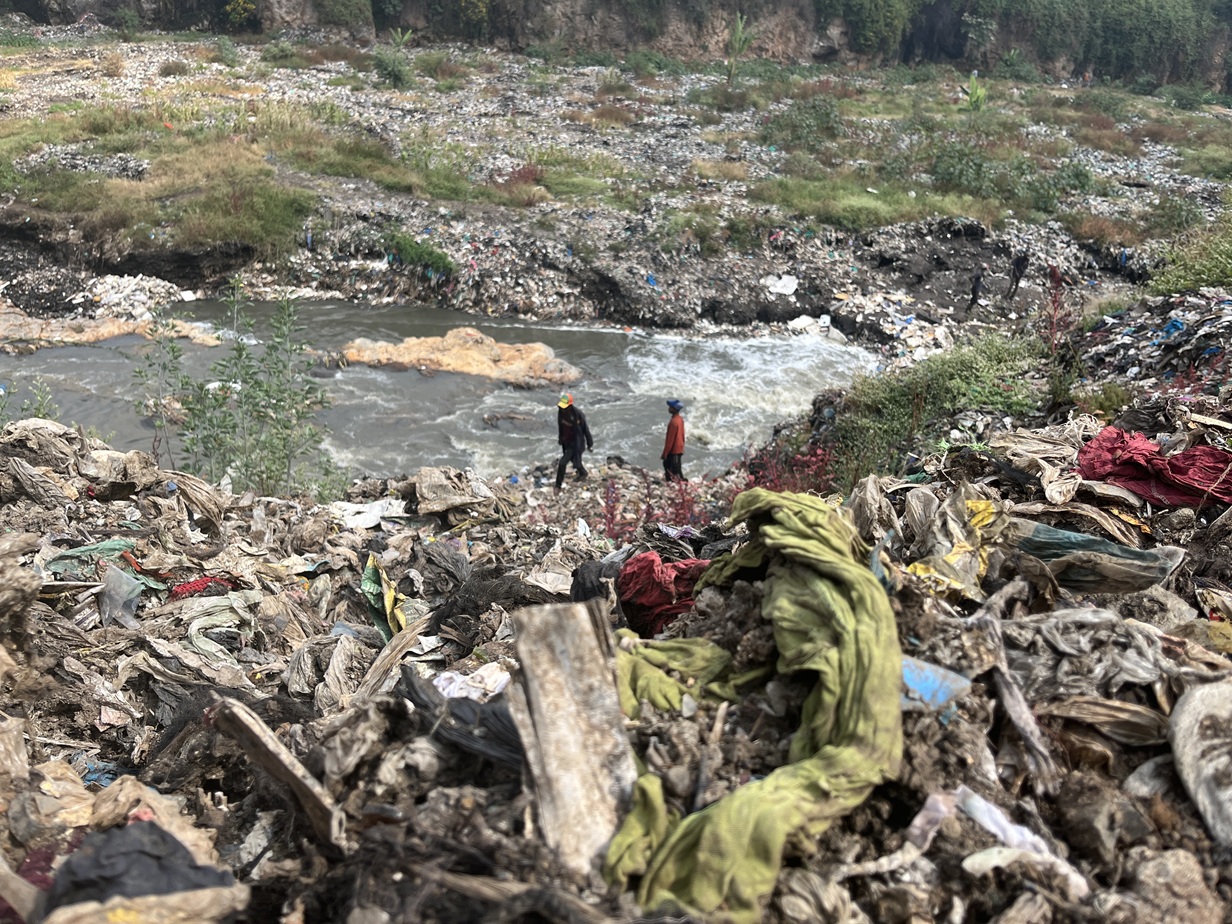 The River Nairobi flows through the Dandora landfill. This water is used by the local population for primary needs before flowing into the Indian Ocean.