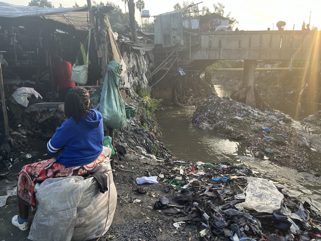 Gikomba market, the first place where second-hand clothes arrive in Nairobi. Here the clothes received in bales are sorted and the clothes that are too damaged or tattered end up in Dandora and/or in the Nairobi river.