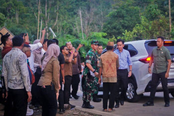 Vice President Gibran Rakabuming Raka's visit to the protest in Muara Kate.