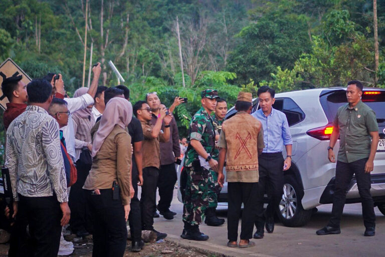 Vice President Gibran Rakabuming Raka's visit to the protest in Muara Kate.