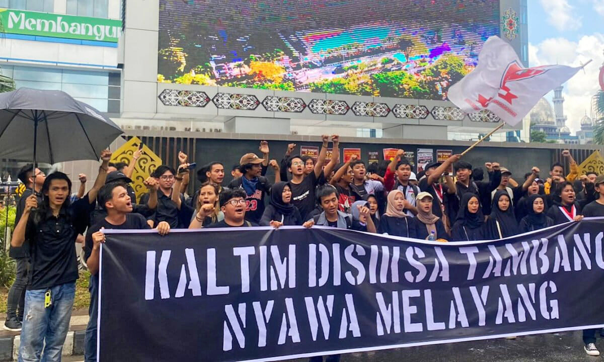 Borneo killing linked to coal industry stays unsolved as Indonesia VP visits Dayak village 5 A solidarity demonstration by the people of East Kalimantan against mining following the Muara Kate incident in front of the East Kalimantan governor's office.