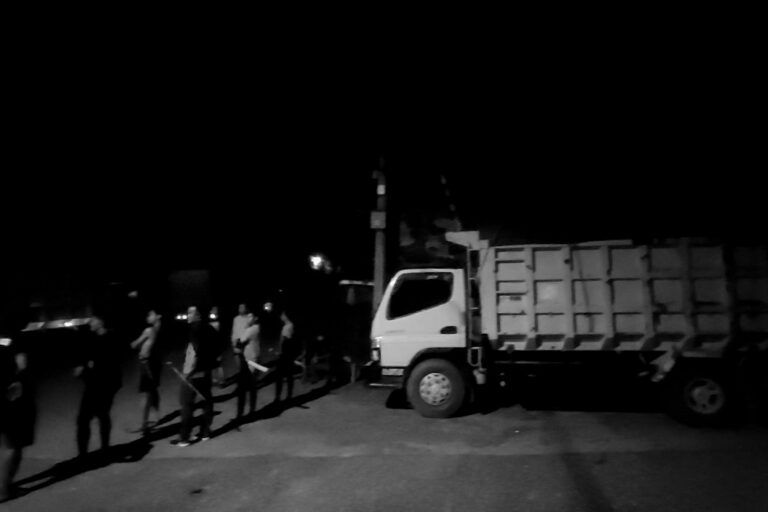 Borneo killing linked to coal industry stays unsolved as Indonesia VP visits Dayak village 4 Residents blocking coal hauling that crossed Muara Kate in early June 2025.