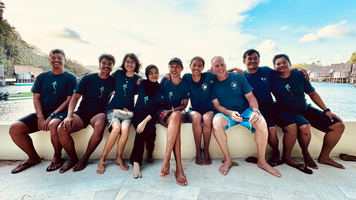 Can we undo extinction? A growing effort to restore lost sharks 13 Misool Foundation Shark Nannies, StAR project veterinarian Jaya Ratha, Misool Foundation manager Virly Yuriken, Ichida, Erdmann and key Misool Foundation staff after a successful release of 6 pups in Batbitim Lagoon. Photo by Putro Pambajeng.