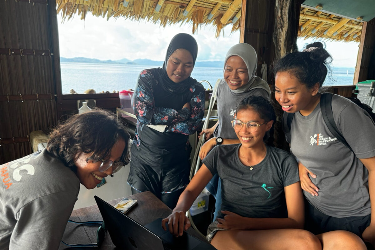 Can we undo extinction? A growing effort to restore lost sharks 9 StAR Indonesia Program Manager Nesha Ichida, RARCC Manager Shannon Latumahina and Shark Nannies Mary Rose, Mardia and Enun excitedly viewing acoustic tracking data showing good survival of released pups from the Sorido RARCC Nursery. Photo by Nat Soon