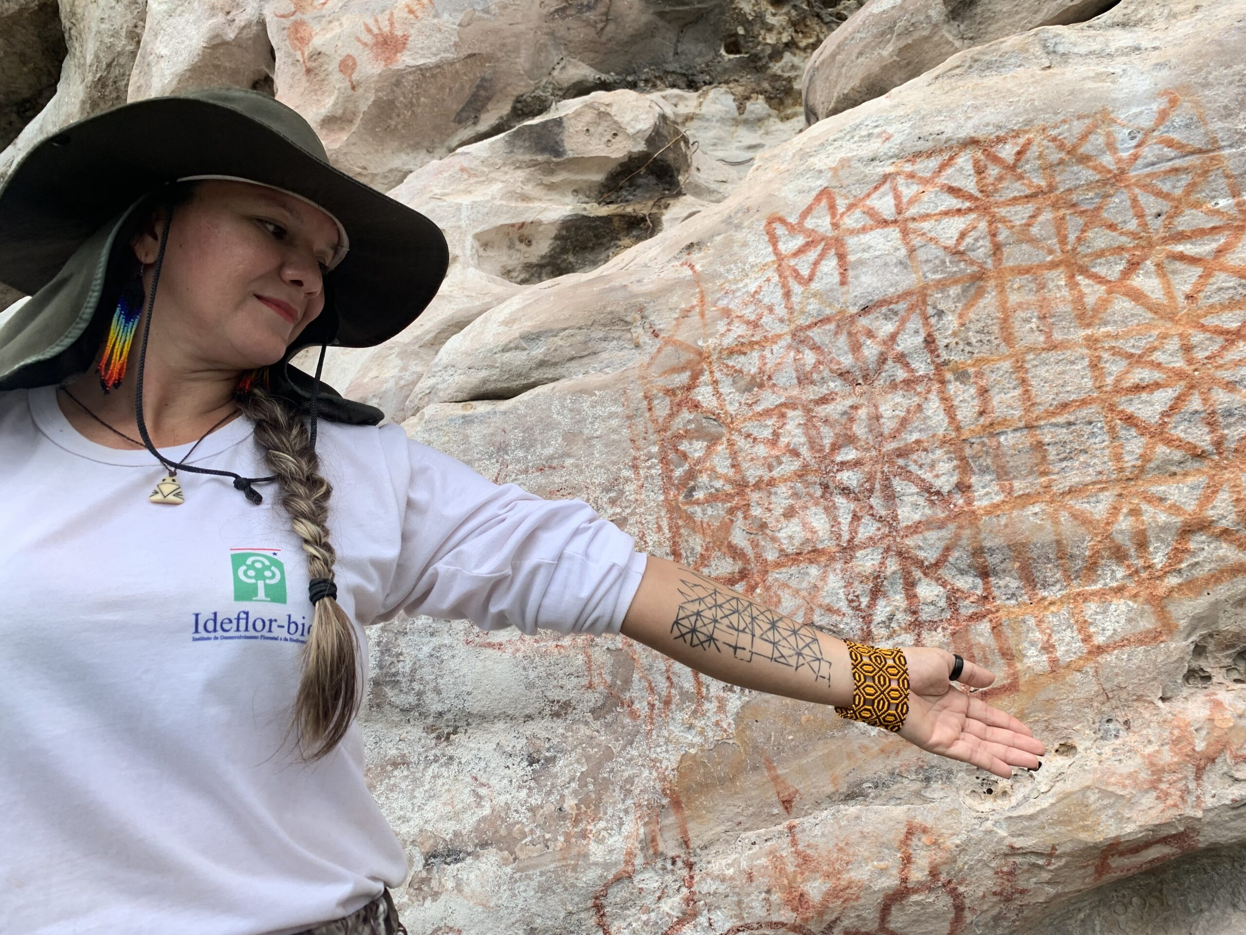 Park guide Luana Wanessa Assunção points at the remarkable Painel do Pilão, which could be the first-ever solar calendar of the Americas. Image by Peter Speetjens.