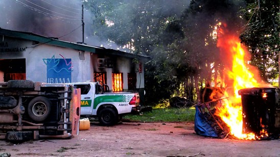 Brazil’s new licensing accord is a gateway to forest destruction via the BR-319 highway (commentary) 5 Figure 4. Illegal gold miners set fire to the IBAMA and ICMBio offices in Humaitá in 2017 and were rewarded with a mining license granted by the state environmental agency in accordance with the governor’s wishes, demonstrating the agency’s lack of independence. Image courtesy of Pontes, 2017.