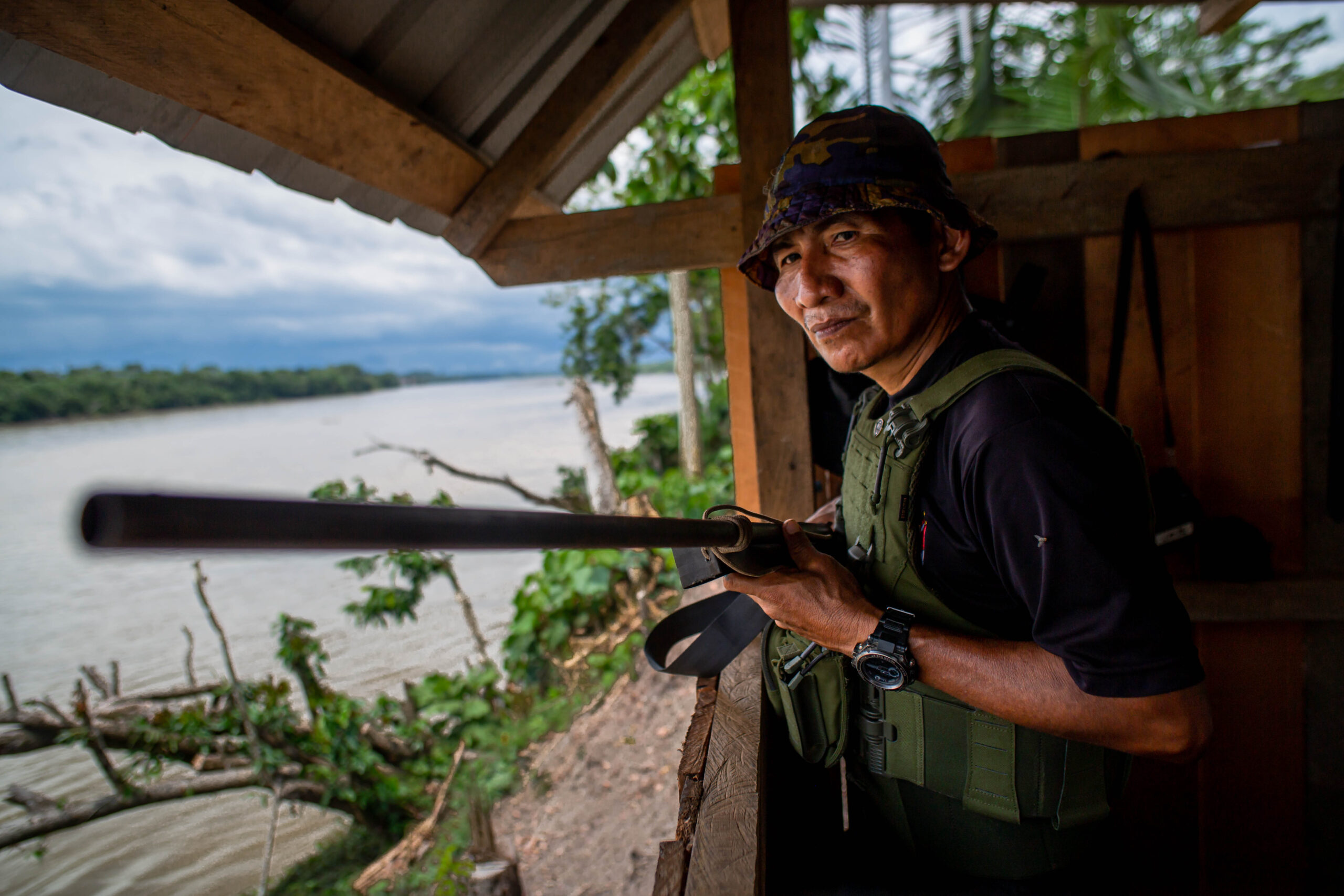 A member of the Charip territorial monitoring group inside a monitoring post. Image courtesy of Maria Goretii/Convoca.