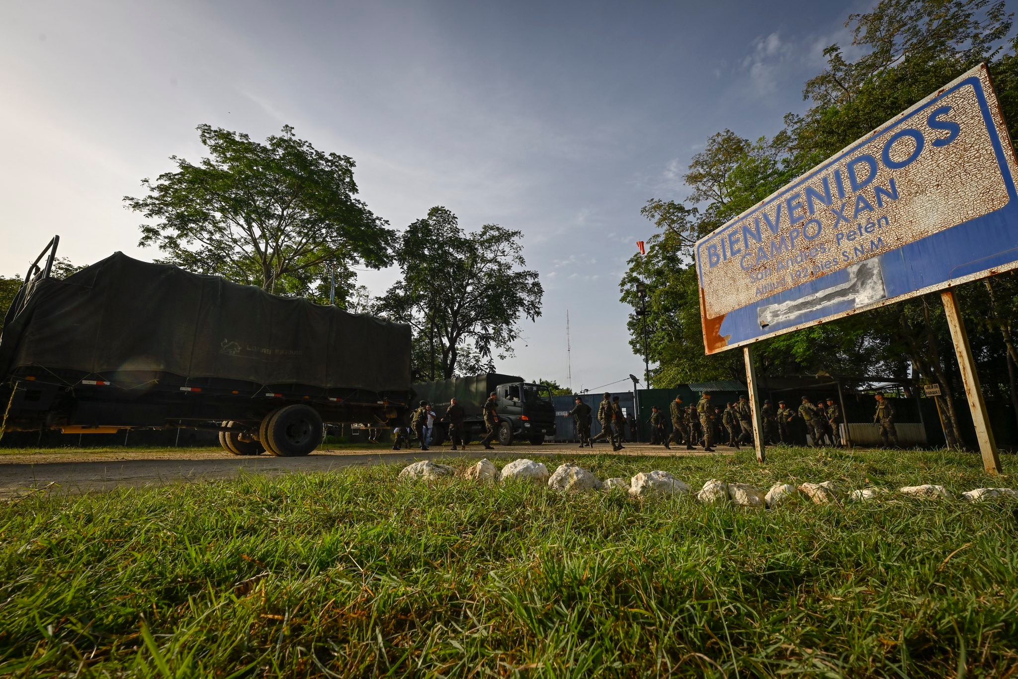 Soldiers walk through the Xan oil field. Courtesy of Gobierno de Guatemala.